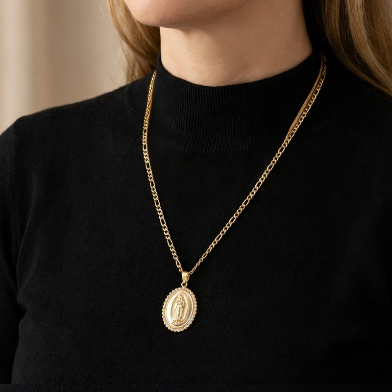 Colgante de la Virgen María en acero dorado