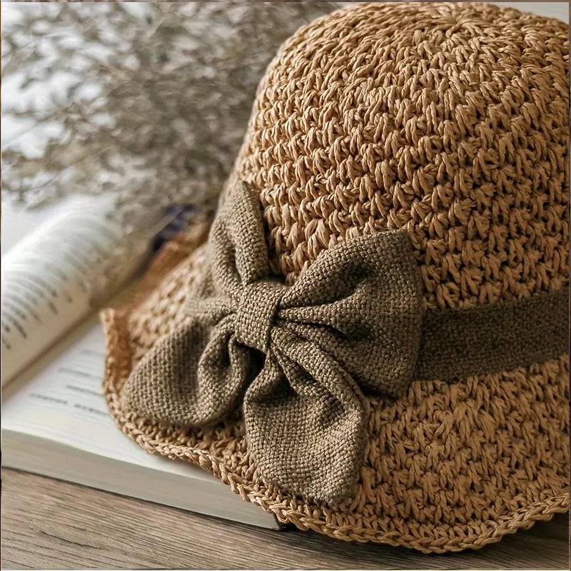 Elegante sombrero de sol de paja trenzada con un lazo