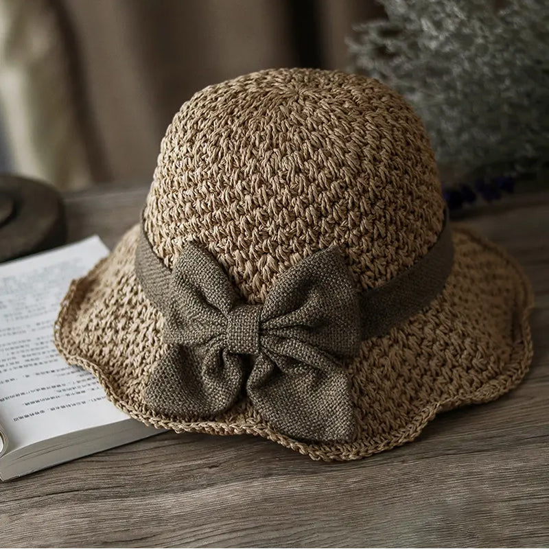 Elegante sombrero de sol de paja trenzada con un lazo
