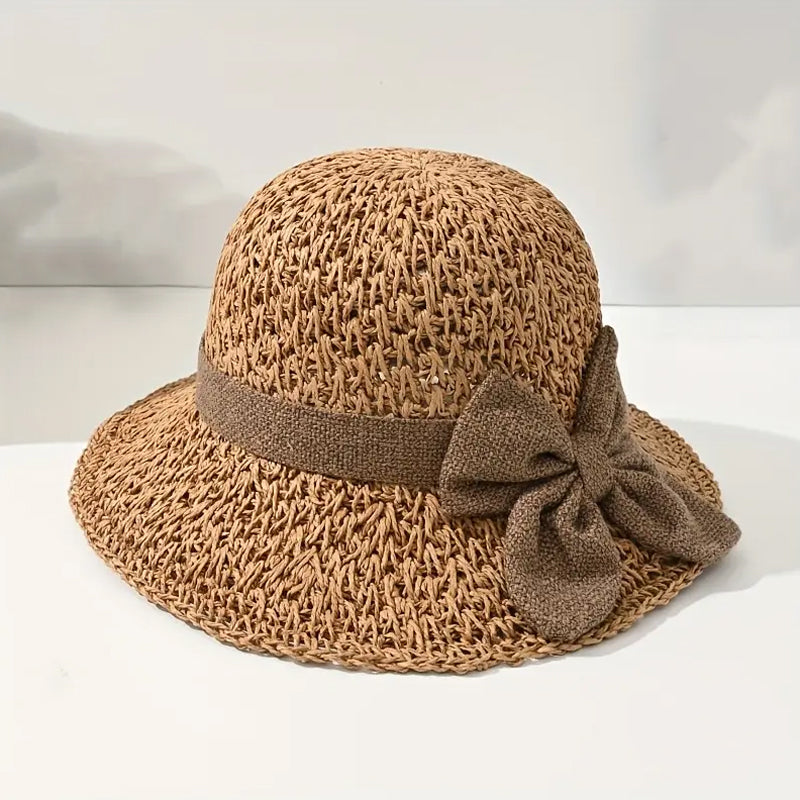 Elegante sombrero de sol de paja trenzada con un lazo