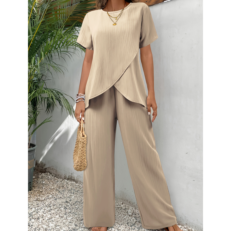 Completo con top asimmetrico e pantaloni a gamba larga