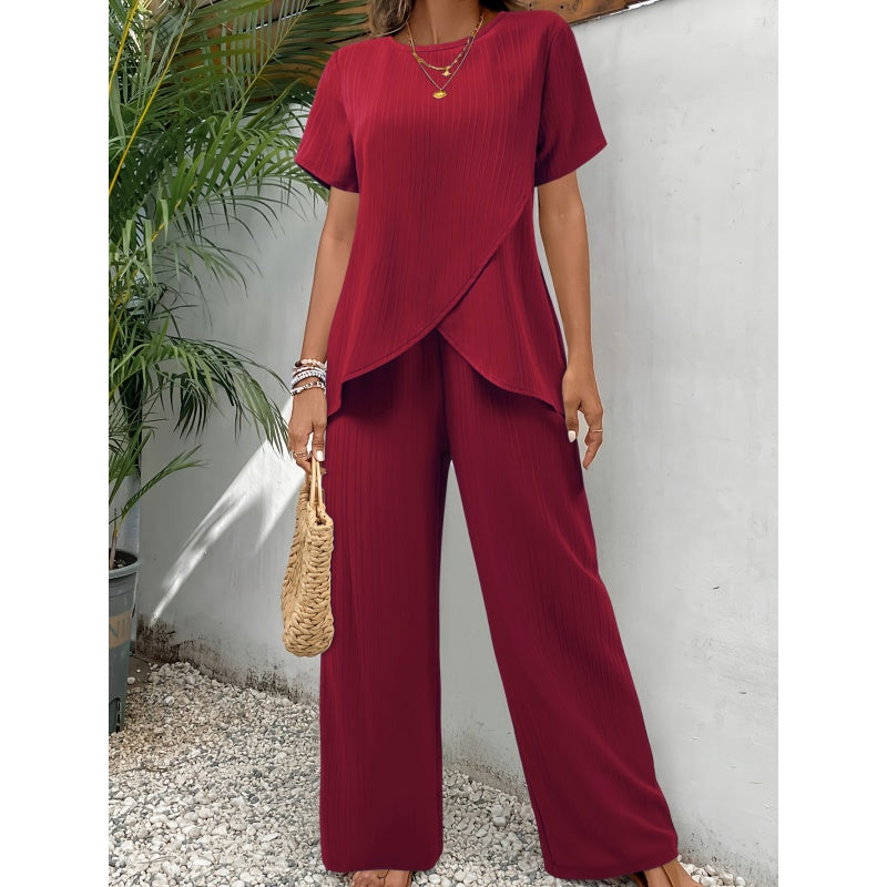 Completo con top asimmetrico e pantaloni a gamba larga