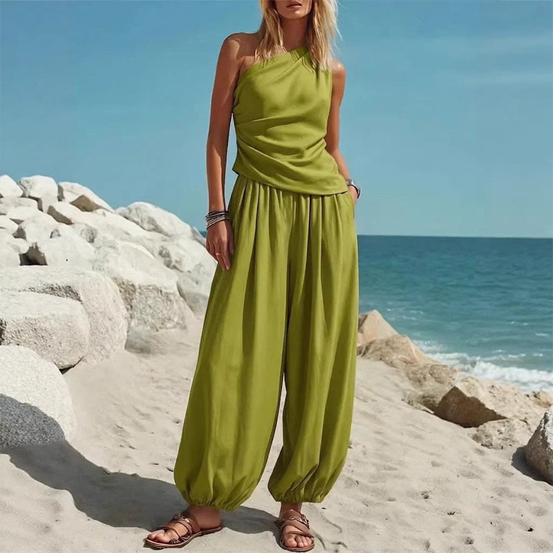 Completo con top asimmetrico a spalla scoperta e pantaloni a gamba larga
