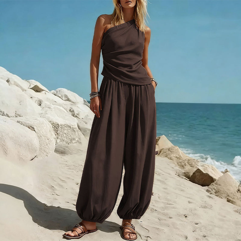 Completo con top asimmetrico a spalla scoperta e pantaloni a gamba larga