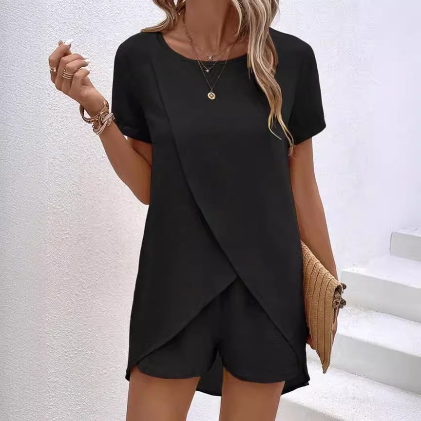 Sett med asymmetrisk hudfarget topp og ensfarget shorts