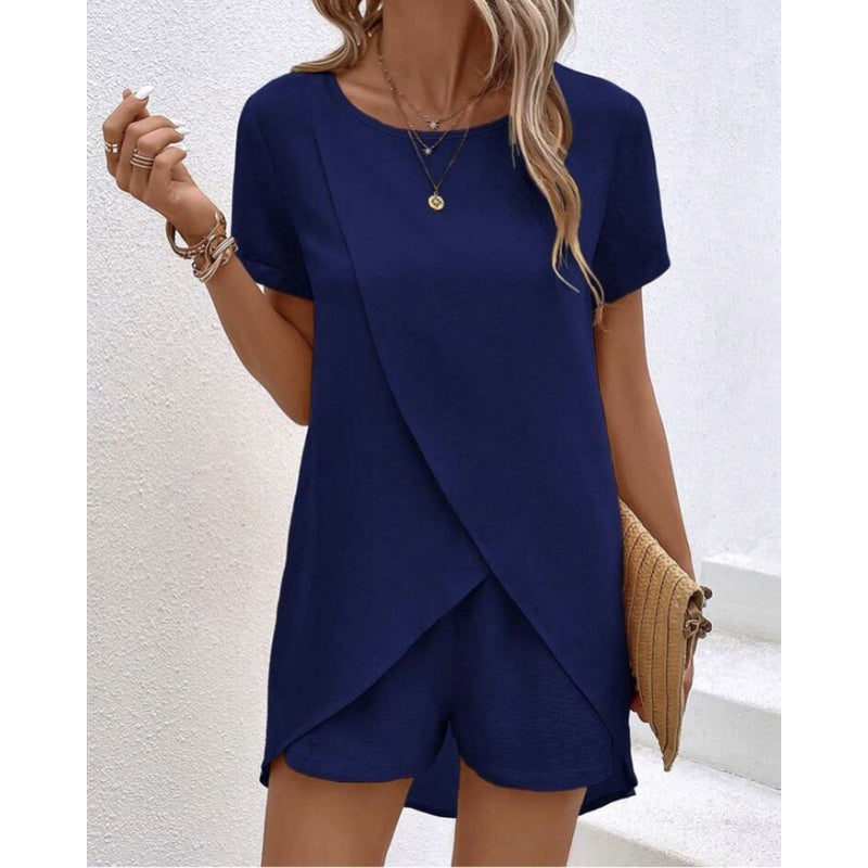 Conjunt de top asimètric de pell i pantalons curts de color uniforme