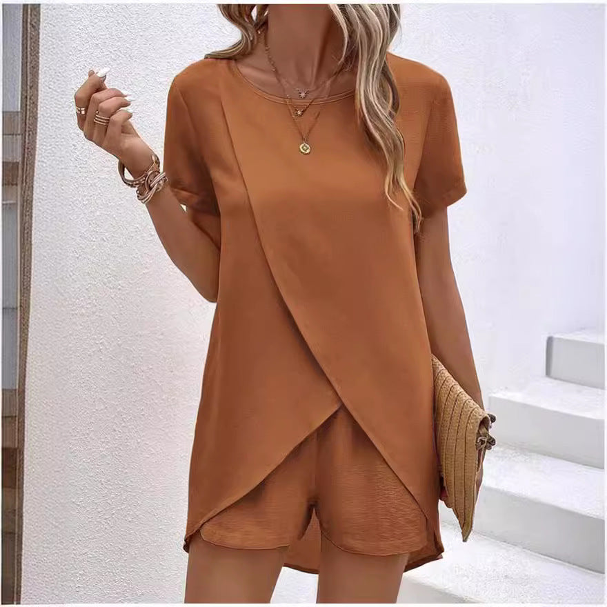 Conjunt de top asimètric de pell i pantalons curts de color uniforme