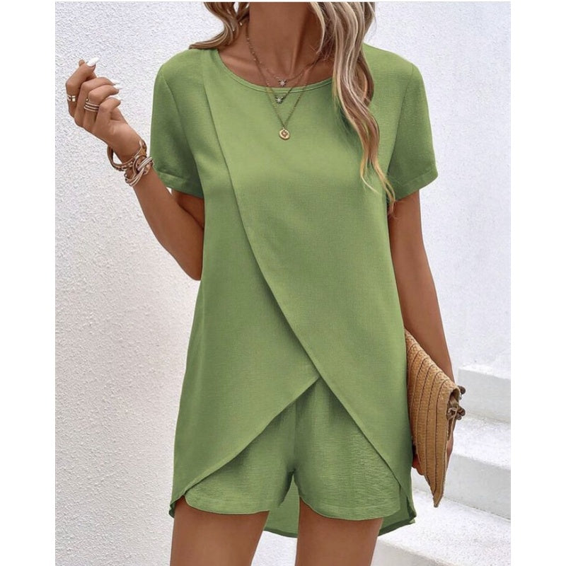 Conjunt de top asimètric de pell i pantalons curts de color uniforme