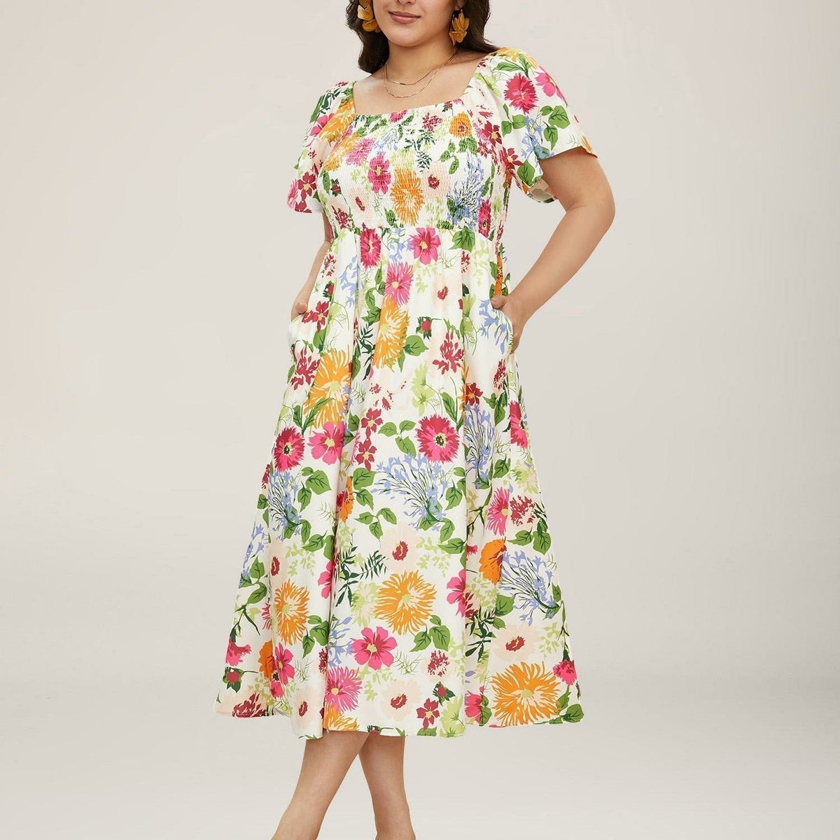 Midi-kjole med blomster, firkantet hals og smocking, med lommer