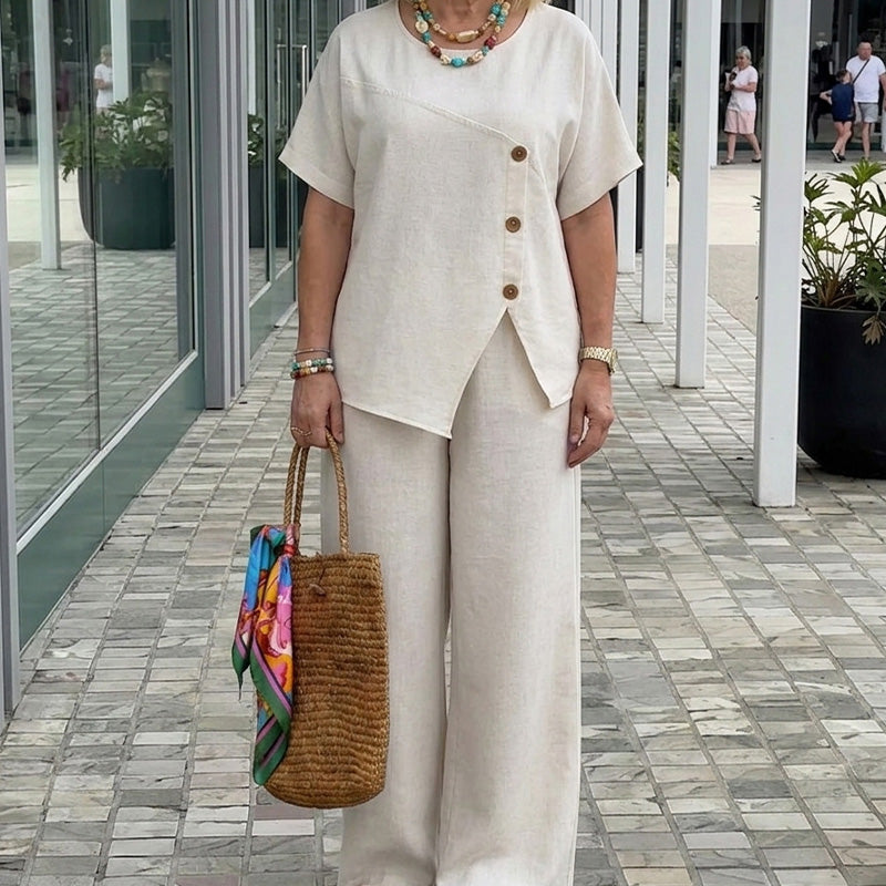 Completo chic composto da un top con bottoni e un pantalone a gamba larga