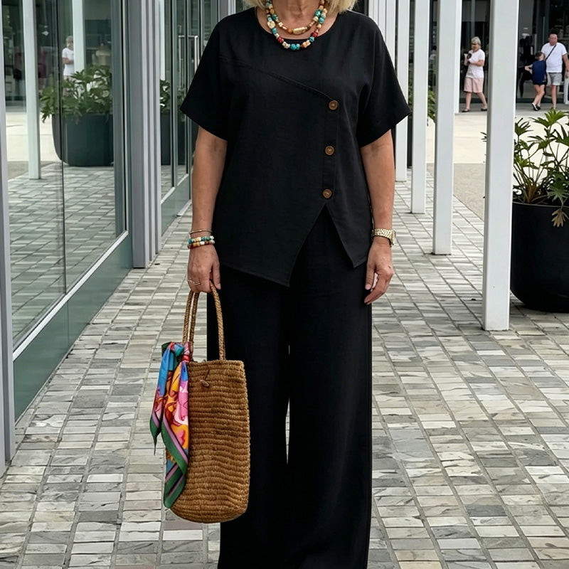 Completo chic composto da un top con bottoni e un pantalone a gamba larga