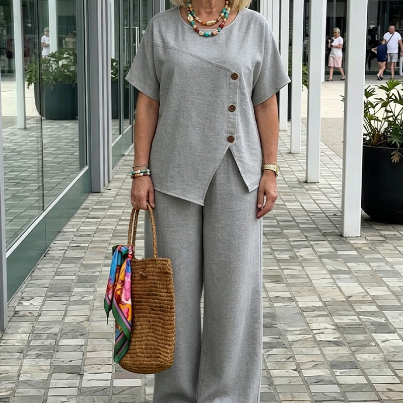 Completo chic composto da un top con bottoni e un pantalone a gamba larga