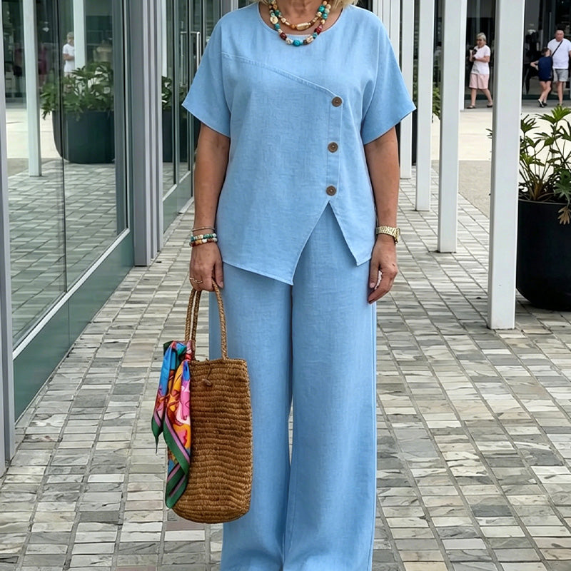 Completo chic composto da un top con bottoni e un pantalone a gamba larga