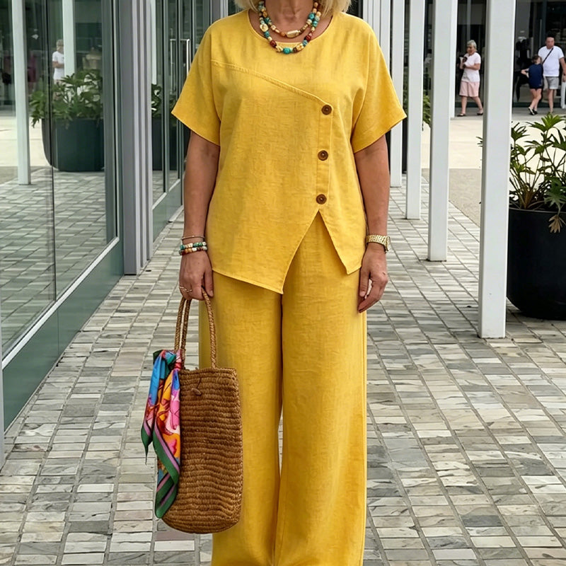 Completo chic composto da un top con bottoni e un pantalone a gamba larga