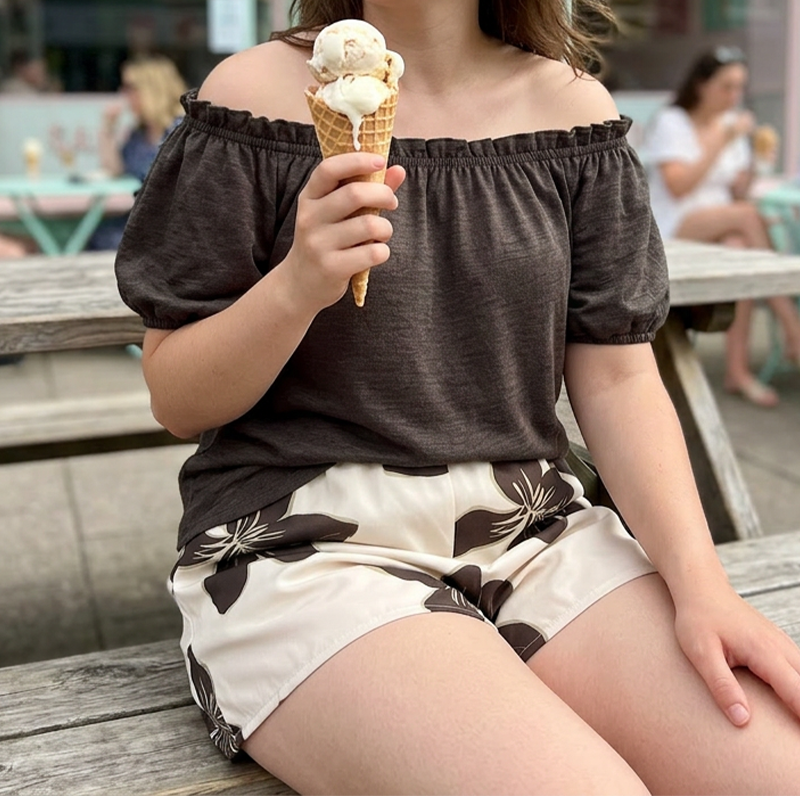Sett med off-shoulder-topp og blomstrete shorts