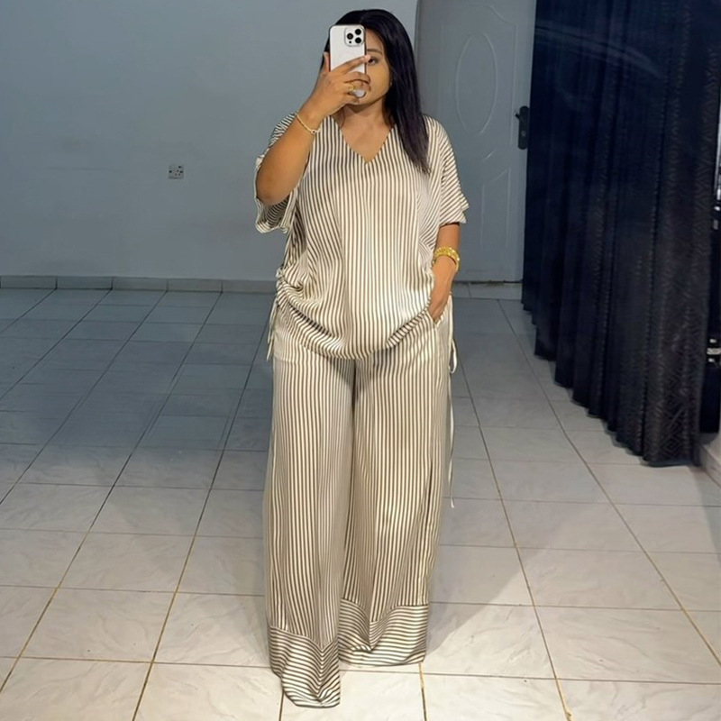 Completo a due pezzi a righe da donna: top e pantaloni a gamba larga